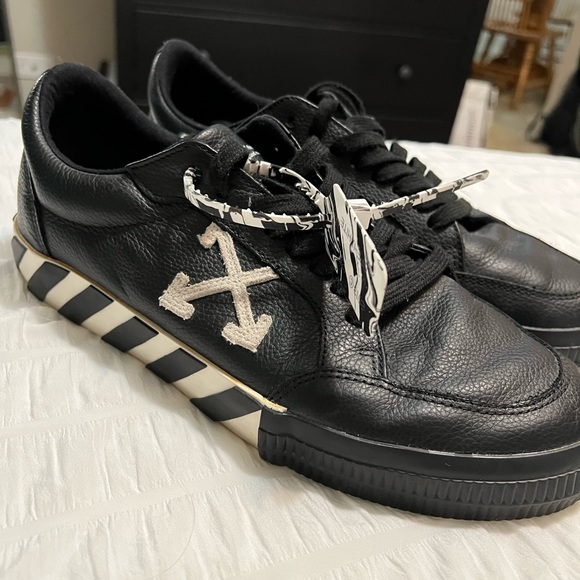 Vulcanized low top sneaker